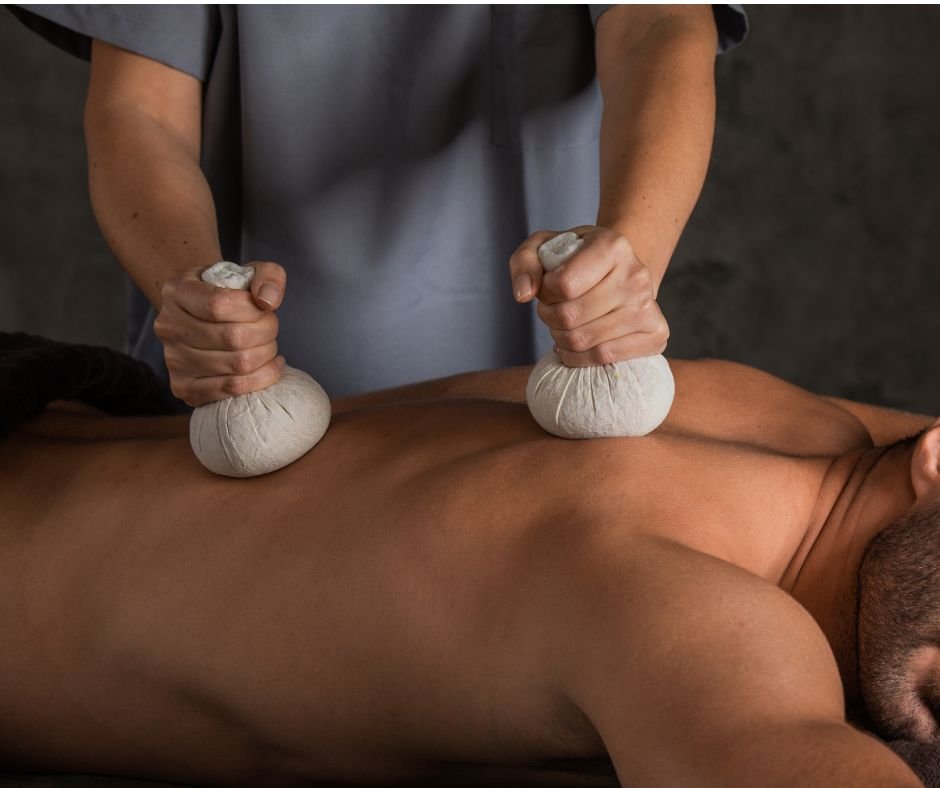 Elakizhi (Herbal Leaf Poultice Massage)